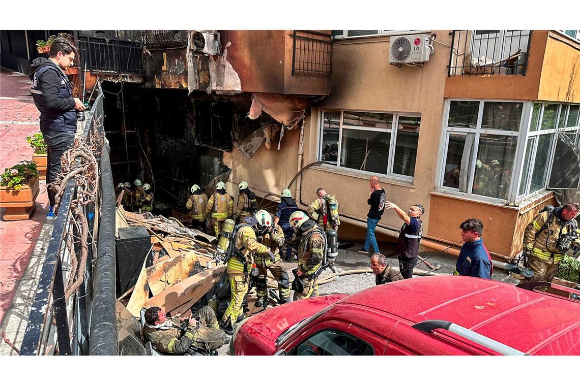 Nach einem Brand in einem Nachclub in Istanbul helfen zahlreiche Feuerwehrleute am Ort des Geschehens. Nach aktuellen Informationen sind mindestens 29 Personen in den Flammen ums Leben gekommen.