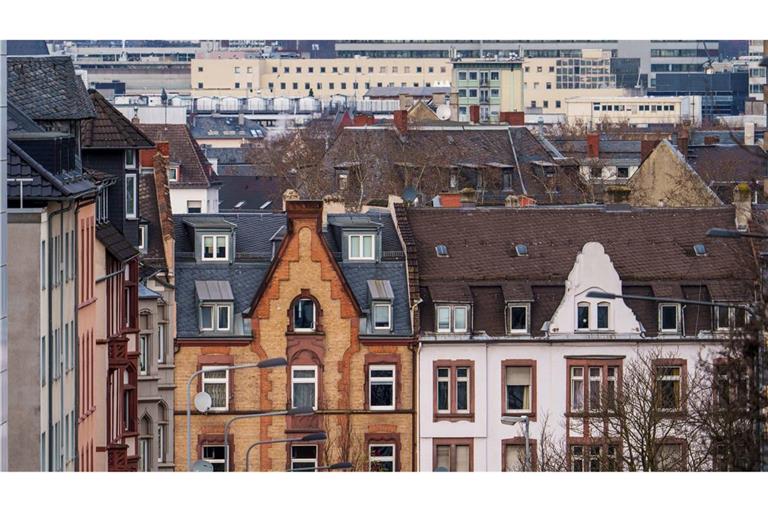 Nach einem Einbruch im Vorjahr sind die Immobilien-Investitionen im vergangenen Jahr nach Hochrechnungen des Branchenverbands IVD wieder gestiegen. (Symbolbild)