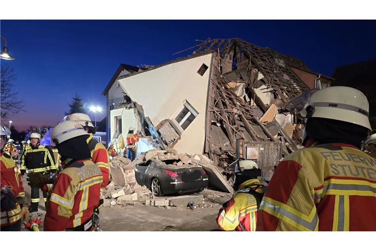 Nach einem Hauseinsturz in Stutensee (Landkreis Karlsruhe) am frühen Morgen sind Rettungskräfte dabei, einen Menschen aus den Trümmerteilen zu retten.