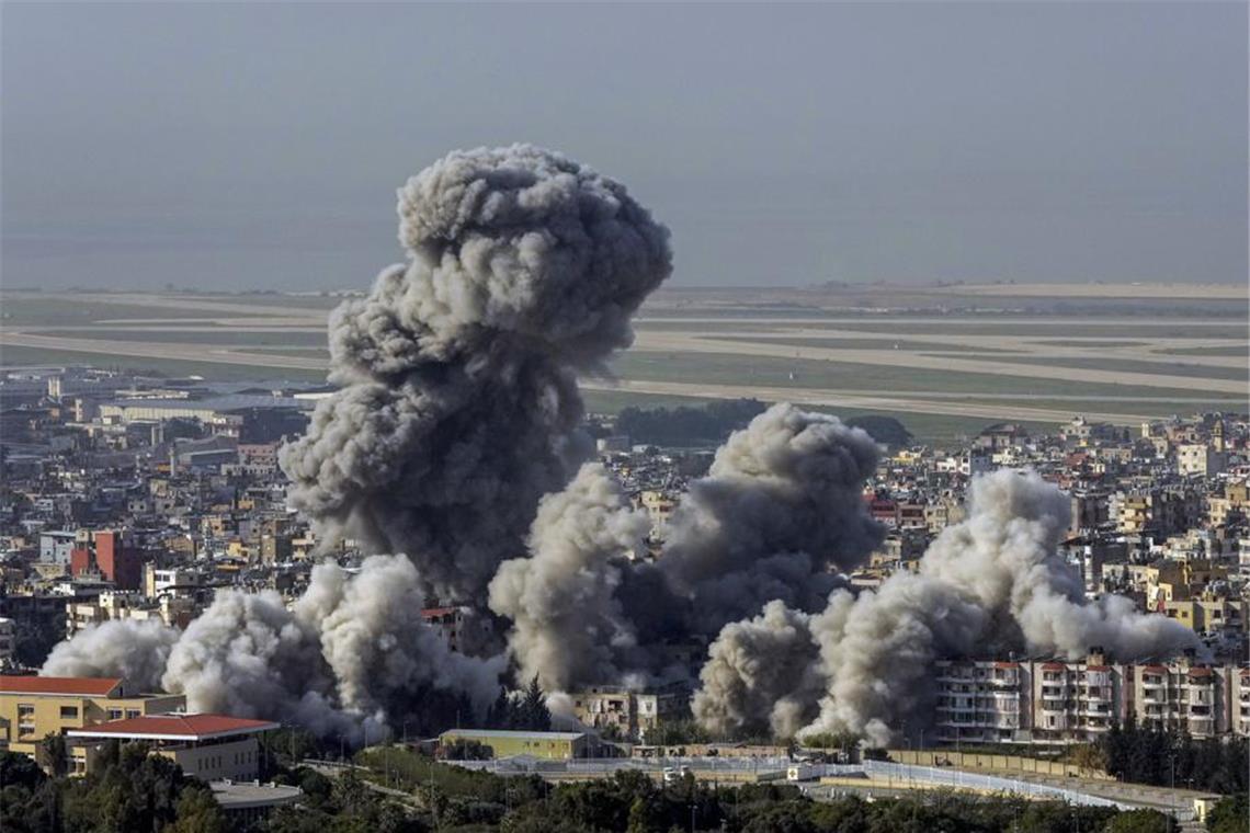 Nach einem israelischen Luftangriff auf Dahieh, einem südlichen Vorort von Beirut, steigt Rauch auf.