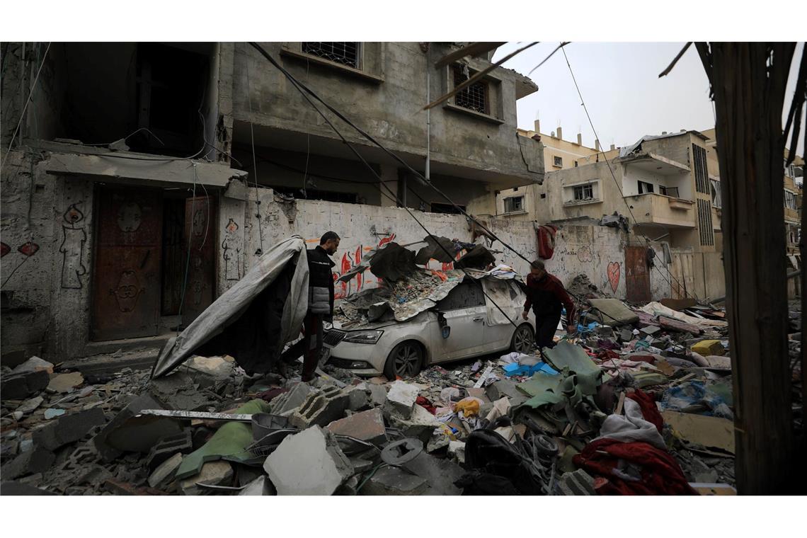 Nach einem israelischen Luftangriff in Rafah suchen Menschen zwischen Trümmern nach den letzten verbliebenen Besitztümern oder Habseligkeiten.