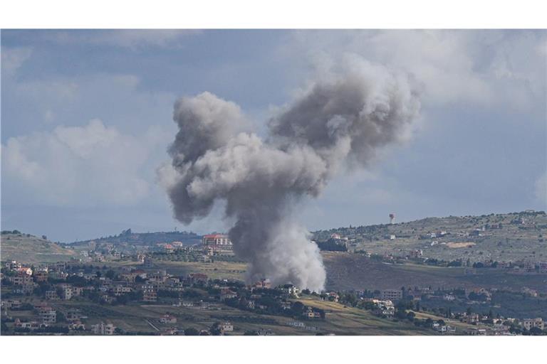 Nach einem israelischen Luftangriff steigt Rauch aus dem libanesischen Dorf Mays al-Jabal auf. (Archivbild)