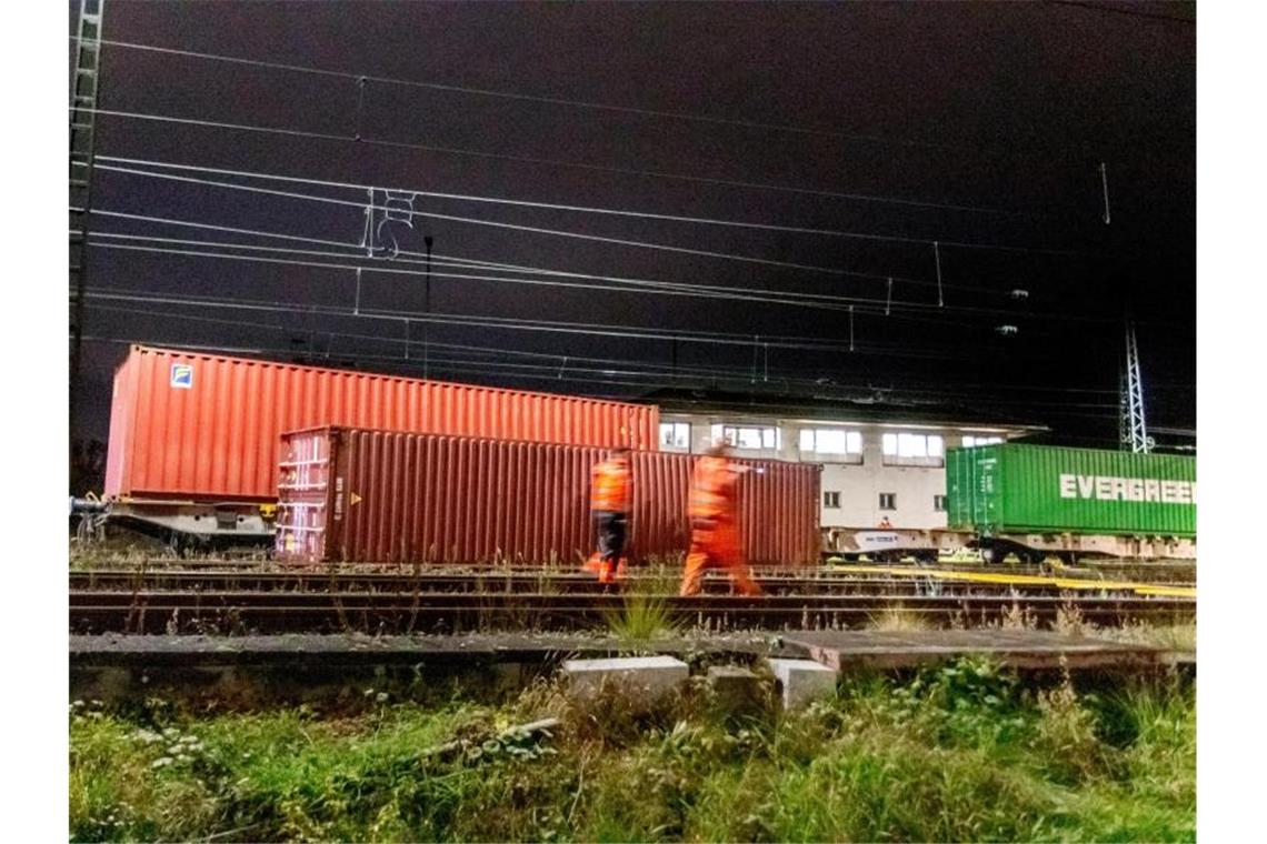 Nach einem Rangierunfall ist die Zugstrecke zwischen dem Bahnhof Wörth am Rhein und Karlsruhe gesperrt. Foto: Aaron Klewer/Einsatz-Report24/dpa