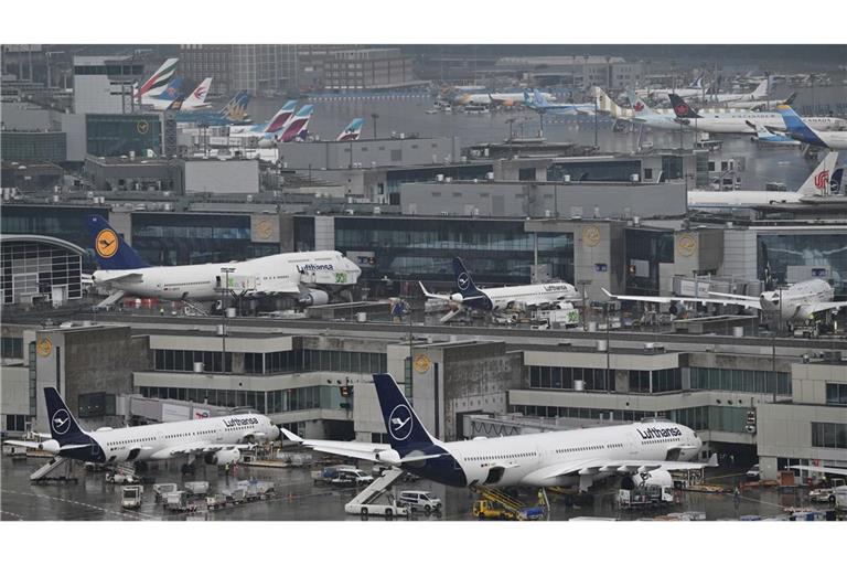 Nach einem Stromausfall in der Nacht kann es am Frankfurter Flughafen noch zu Verspätungen kommen. (Archivbild)