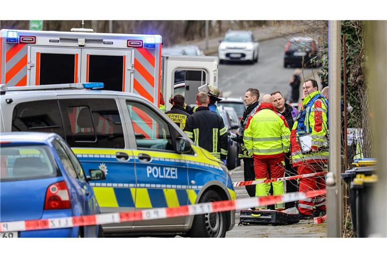 Nach einem tödlichen Schuss bei einem Polizeieinsatz sichern Einsatzkräfte die Stelle ab.