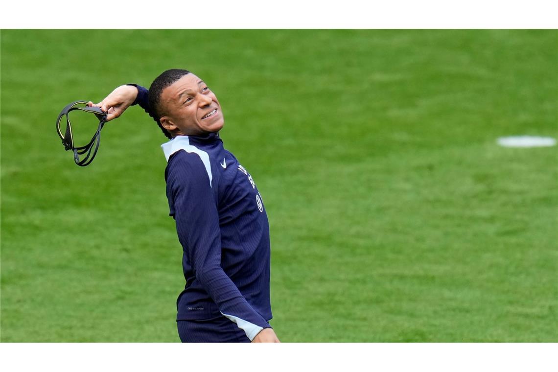 Nach einem Treffer bei einer Trainingseinheit reißt sich Frankreichs Kylian Mbappé die Maske vom Gesicht. Im Spiel gegen Österreich hatte er sich einen Nasenbeinbruch zugezogen.