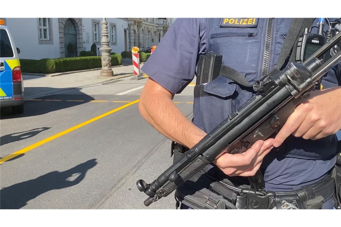 Nach einer Auswertung von Polizeiberichten starben seit Januar bundesweit 17 Menschen bei Schusswaffengebrauch durch die Polizei. (Symbolbild)