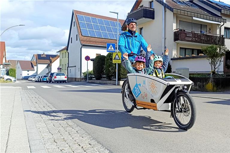 Nach einer E-Lastenrad-Einweisung und Testfahrten auf dem Parkplatz der Schlosskirche St. Jakobus in Winnenden geht es in der Gruppe auf den Jakobswegs. Symbolfoto: Energieagentur