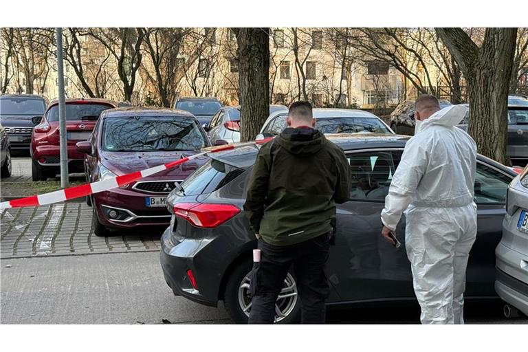 Nach einer Gewalttat in Berlin-Marzahn untersuchen Beamte der Spurensicherung ein Auto.