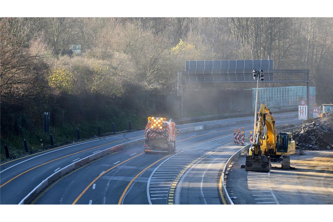 Nach einer Lkw-Chaosfahrt müssen Autobahnabschnitte gesperrt, gereinigt und überprüft werden.