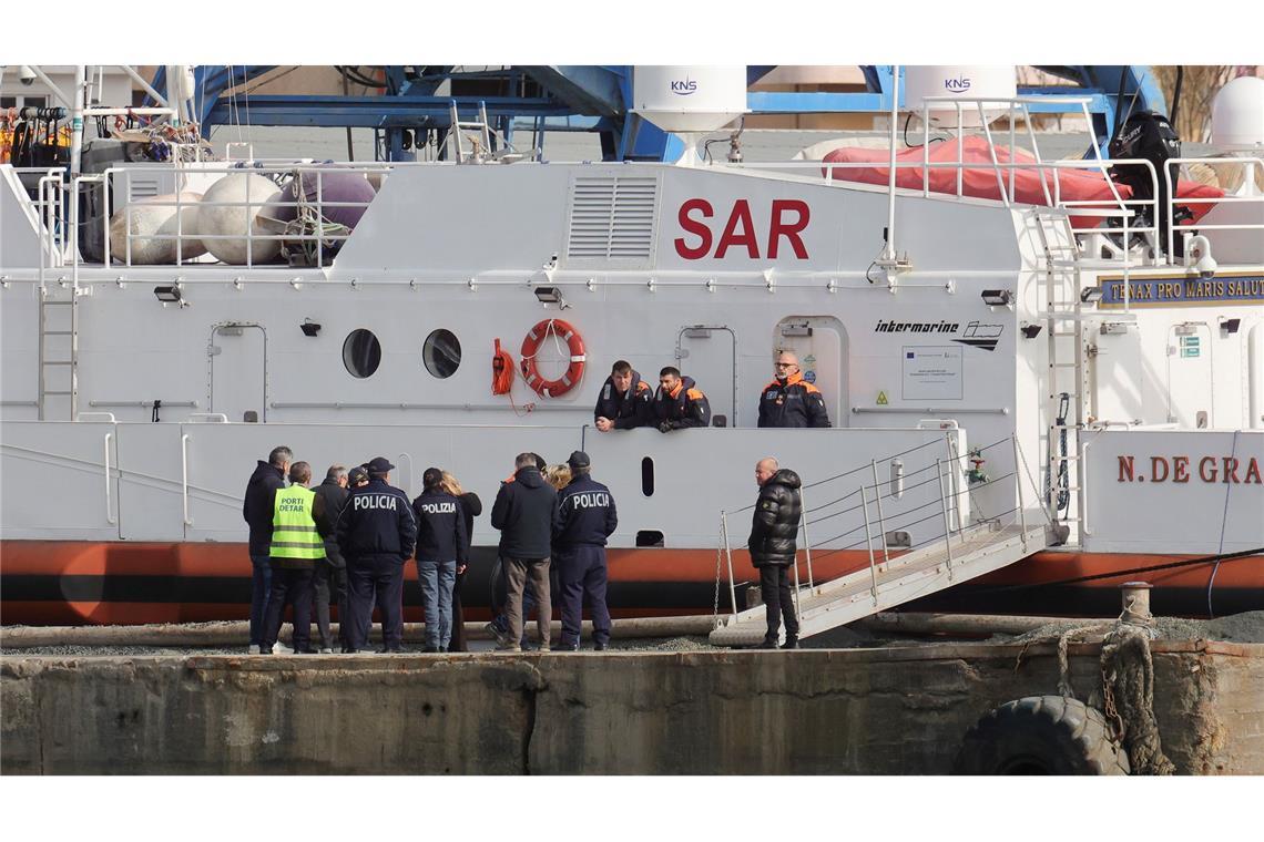 Nach einer neuen Niederlage vor Gericht muss Italiens Rechtsregierung mehr als 40 Mittelmeer-Flüchtlinge aufnehmen.