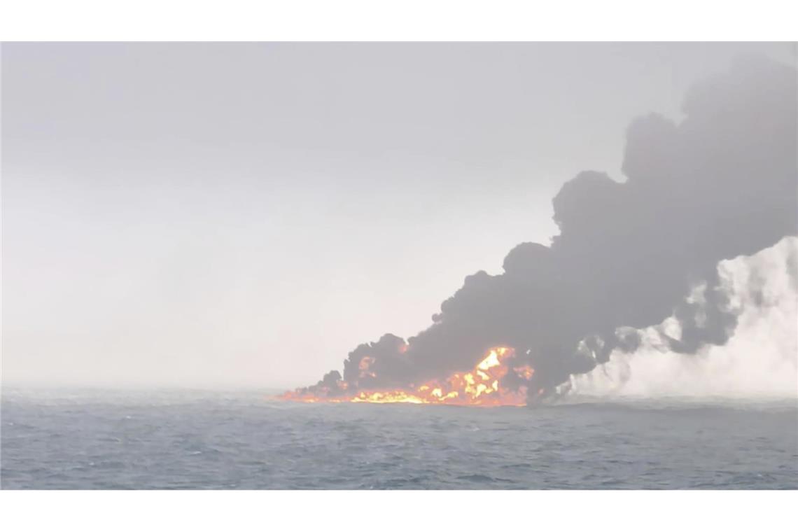 Nach einer Schiffskollision vor der britischen Nordseeküste ist ein Brand ausgebrochen.