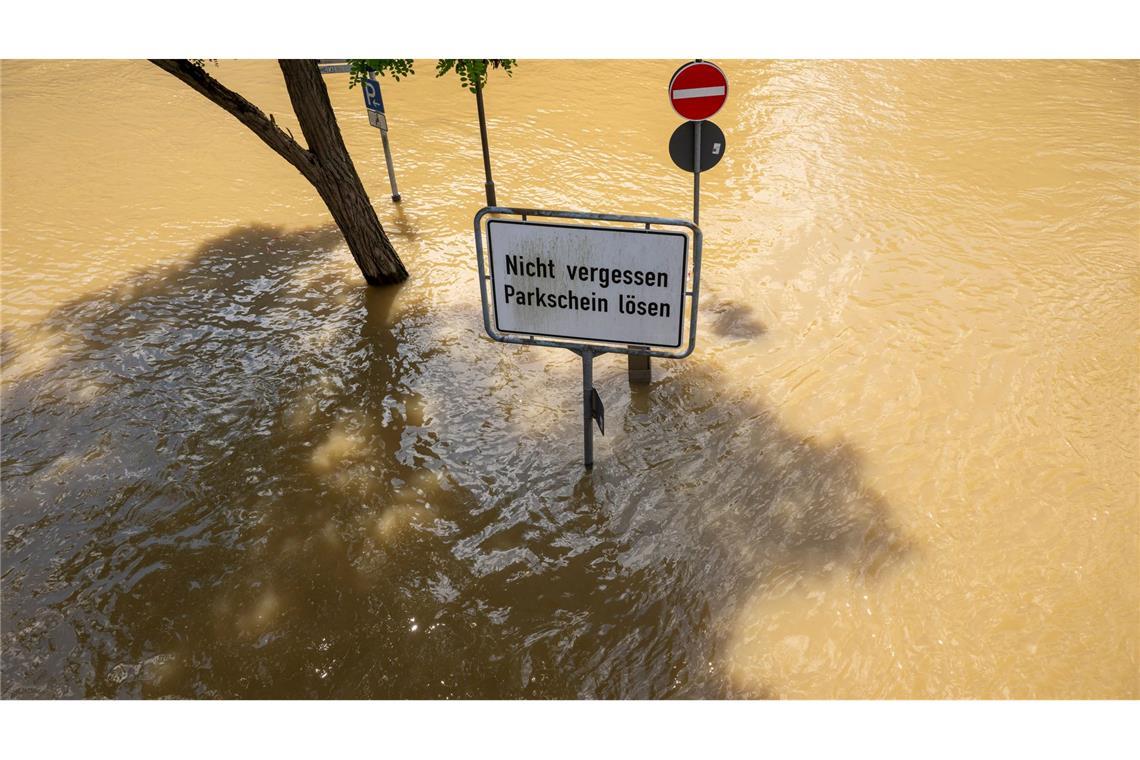 Nach heftigen Regenfällen sind im Juni Straßen in Passau überflutet (Archivbild)