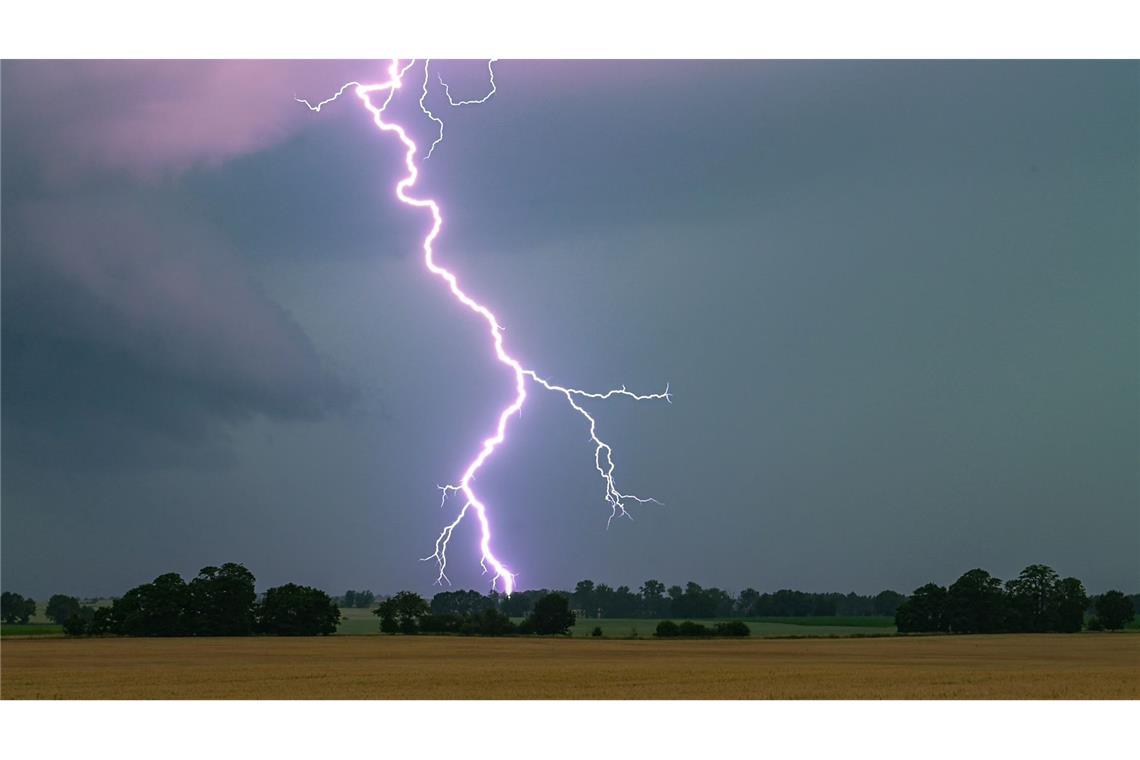 Nach heißen Sommertagen drohen in Teilen Deutschlands wieder Gewitter und Starkregen. (Symbolbild)