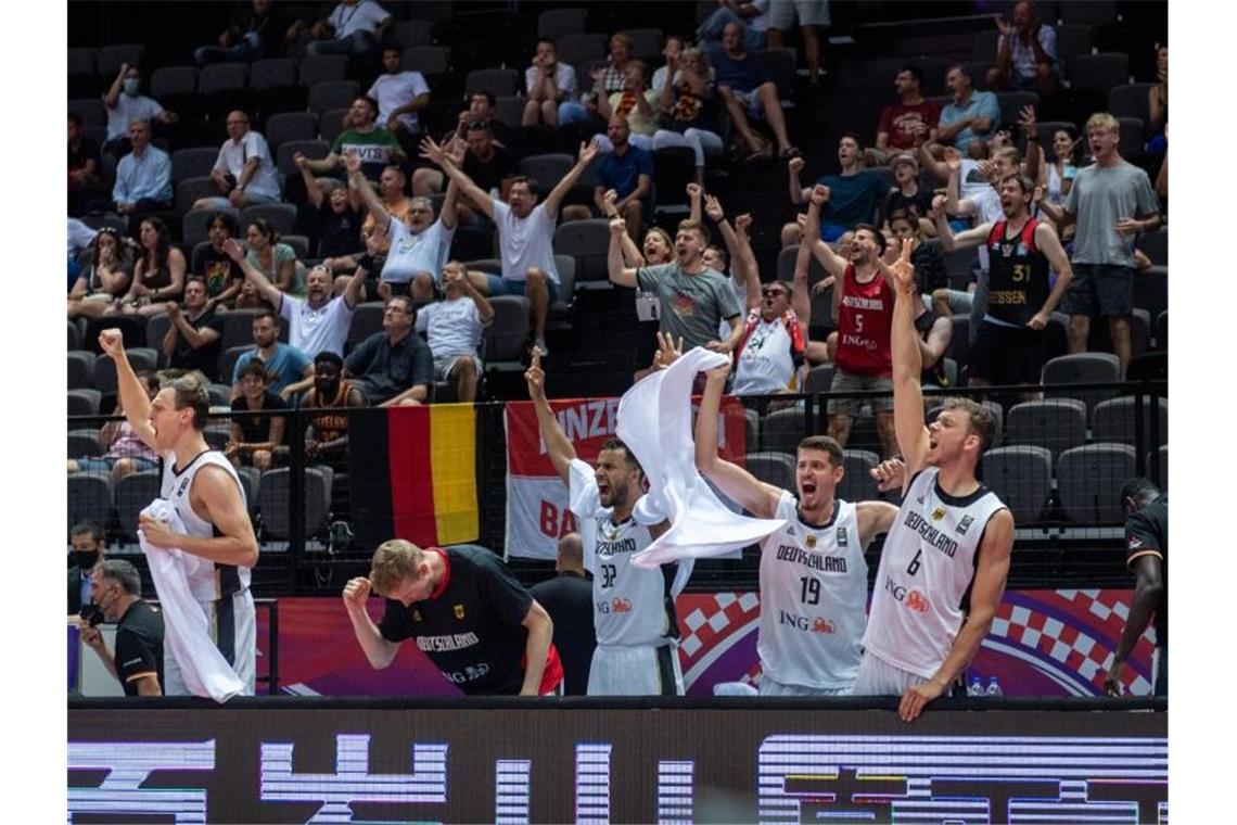 Basketballer feiern in Split - Schröder will nach Tokio Nach ihrem Olympia-Coup von Split starteten die deutschen Basketballer noch in den Katakomben der Spaladium Arena ihre große Tokio-Sause. Foto: Tilo Wiedensohler/dpa
