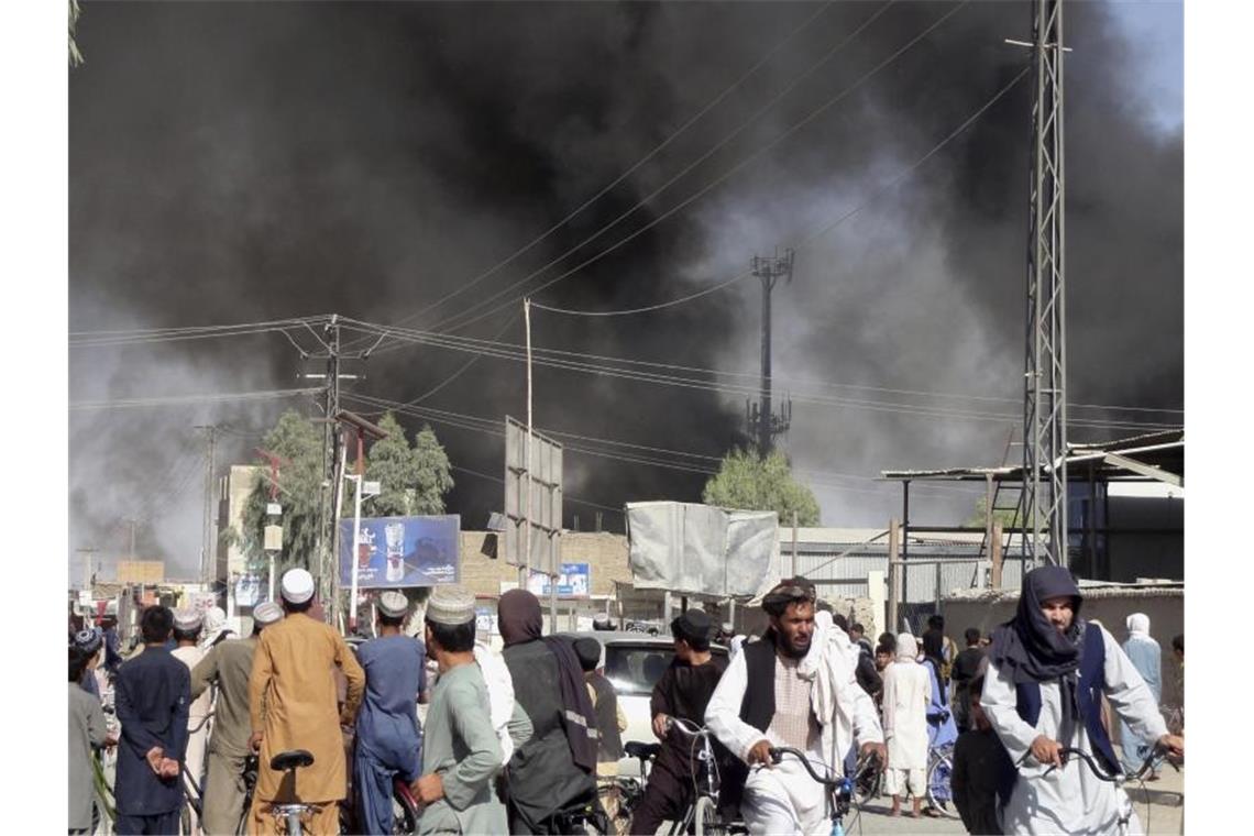 Taliban rücken immer näher an afghanische Hauptstadt Kabul Nach Kämpfen zwischen den Taliban und afghanischen Sicherheitskräften in der Stadt Kandahar südwestlich von Kabul steigt Rauch auf. Foto: Sidiqullah Khan/AP/dpa