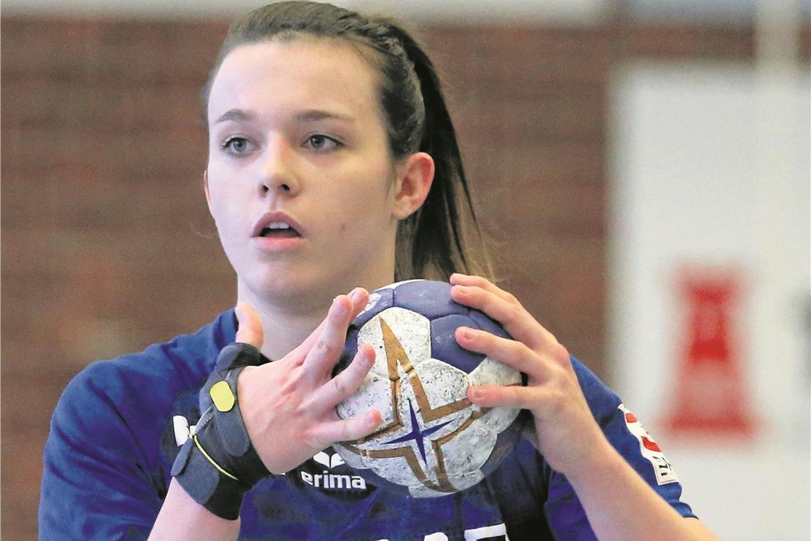 Viele Aufgaben und ein ganz großer Schritt Nach langer Verletzungspause wieder am Ball: Jana Scheib. Die 18-jährige Jugendnationalspielerin aus Oppenweiler hat für die nahe Zukunft wichtige Ziele in den Blick genommen. Foto: Baumann