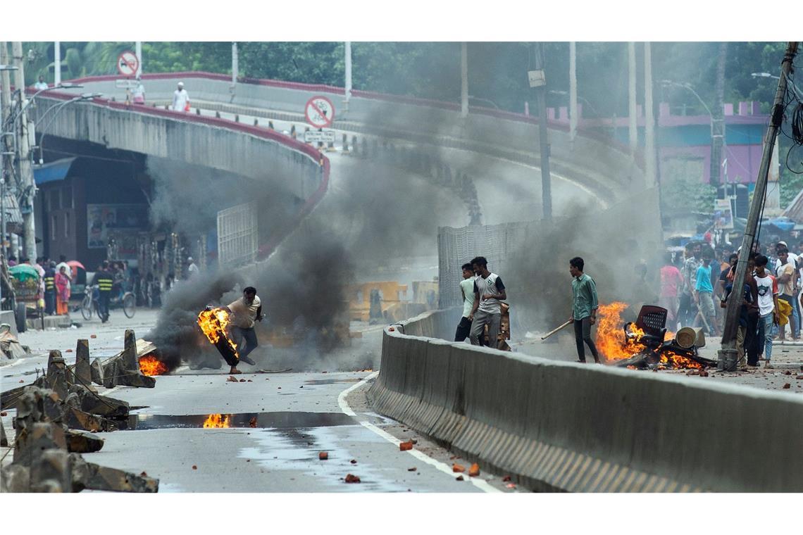 Nach massiven Protesten wie hier in Dhaka ist Bangladeshs Premierministerin Scheich Hasina Wajed zurückgetreten.