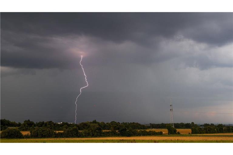 Nach mehreren heißen Sommertagen drohen in Teilen Baden-Württembergs Gewitter und Schauer. (Symbolbild)