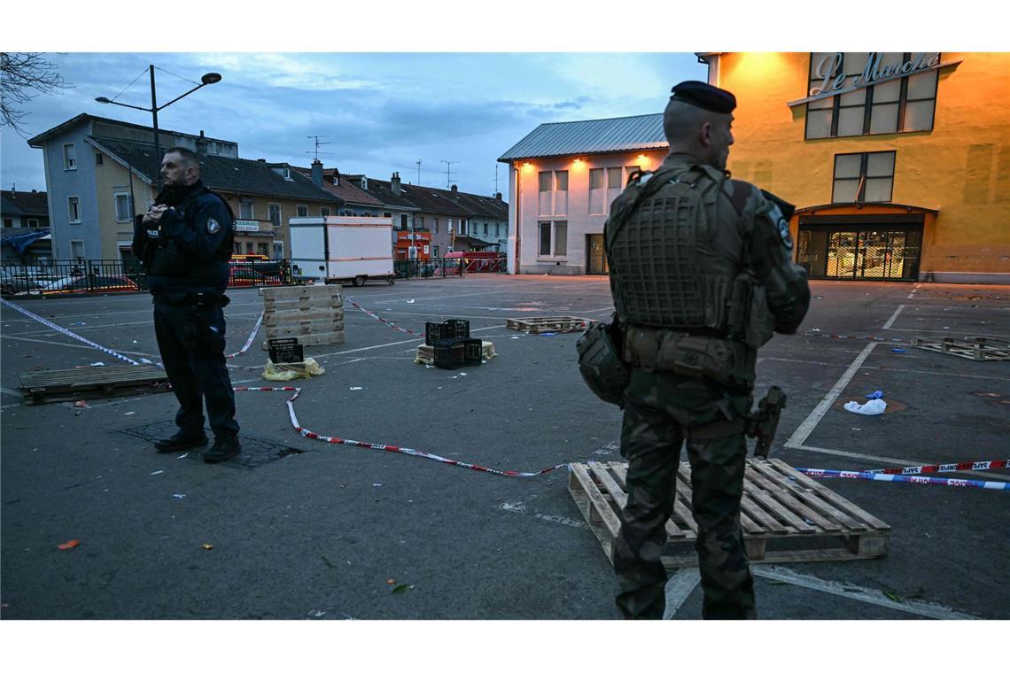 Nach Polizeiangaben griff der Täter bei einem Markt an.