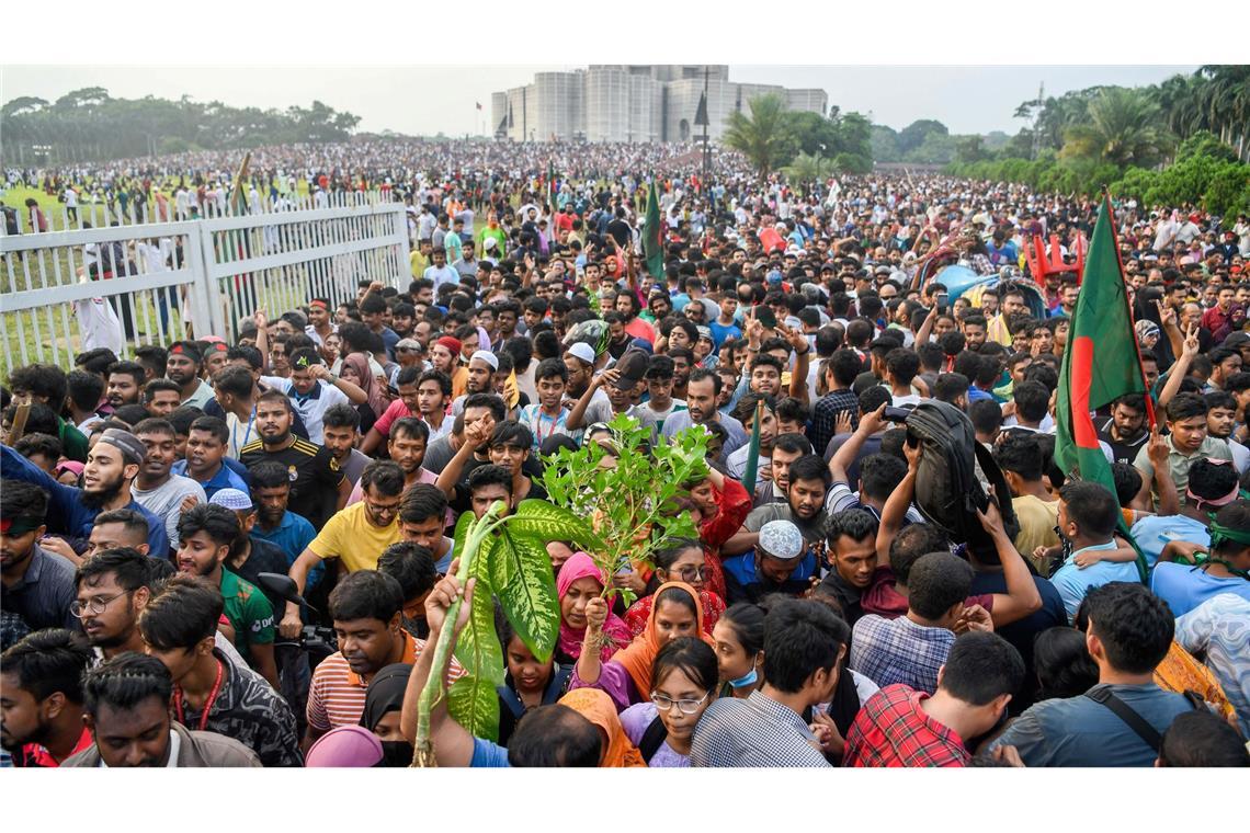 Nach Rücktritt der Regierungschefin von Bangladesch versammeln sich regierungskritische Demonstranten vor dem Parlamentsgebäude in der Landeshauptstadt Dhaka.