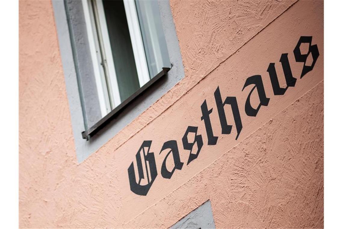 Auch Brauereigasthöfe bekommen nun Coronahilfen Nach scharfer Kritik der Bierbranche bekommen nun auch Brauereigasthöfe Coronahilfen. Foto: Sebastian Gollnow/dpa/Archivbild