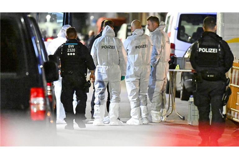 Nach Schüssel in einer Bar fahndet die Polizei nach einem Tatverdächtigen.