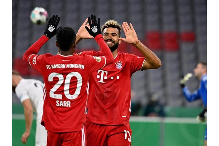 Nach seinem Tor zum 1:0 gegen den FC Düren klatscht Eric Maxim Choupo-Moting (r) mit Bouna Sarr ab. Foto: Peter Kneffel/dpa