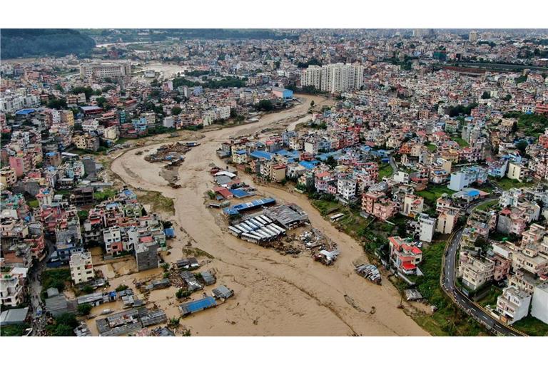 Nach starken Regenfällen in Nepal wälzen sich Schlamm- und Wassermassen durch das Kathmandutal. (Bild Archiv)