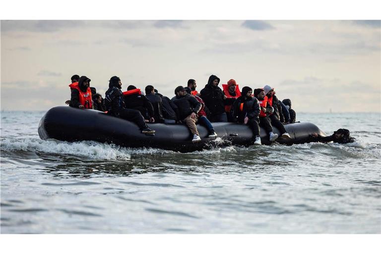 Nach wie vor versuchen viele Migranten über den Ärmelkanal nach Großbritannien zu gelangen. (Archivbild).