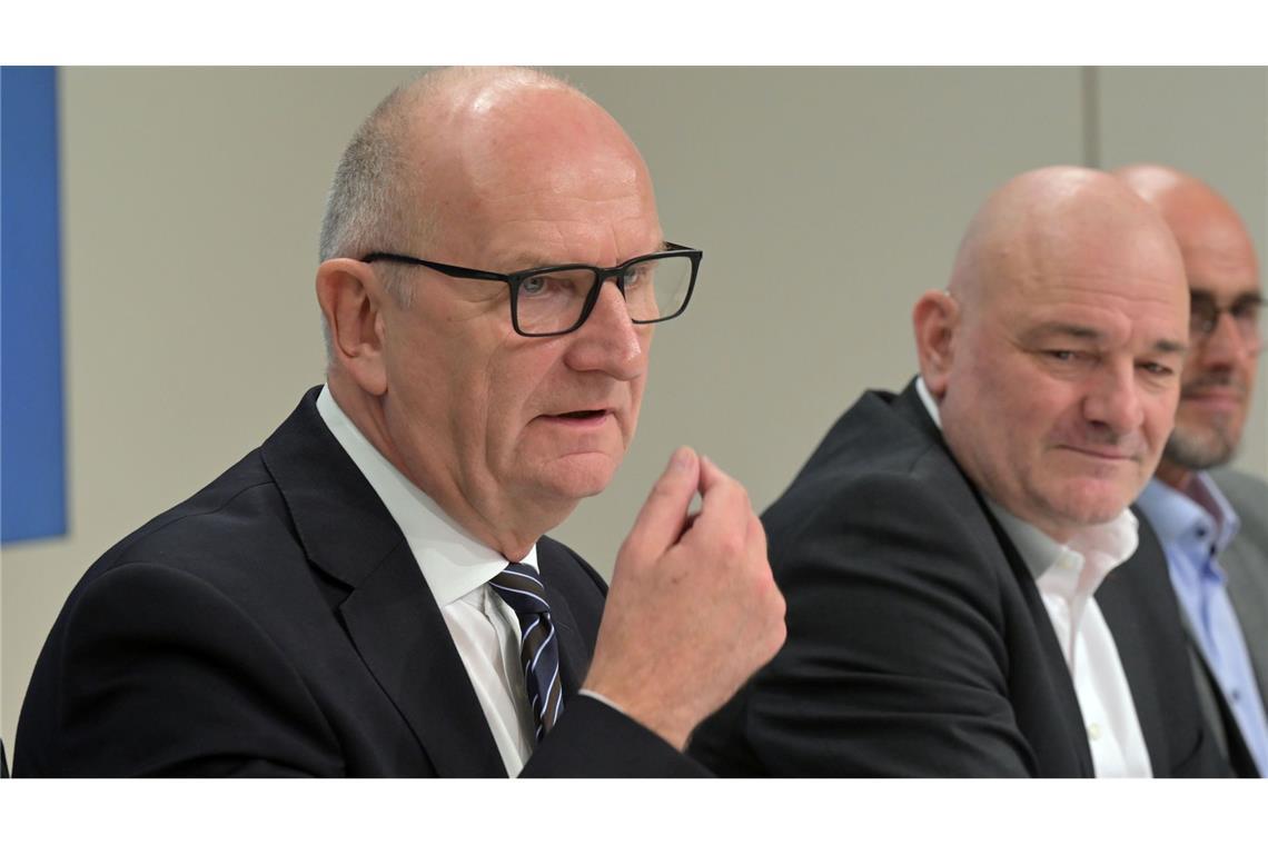 Nach Wochenlangen Verhandlungen stellen Brandenburgs Ministerpräsident Dietmar Woidke (SPD) (links) und BSW-Landeschef Robert Crumbach die Ziele einer gemeinsamen Regierung vor.