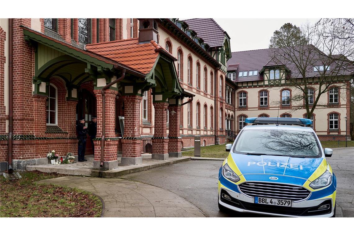 Nach zwei Gewalttaten in Beelitz-Heilstätten südwestlich von Berlin ermittelt die Staatsanwaltschaft wegen Mordes und versuchten Mordes.