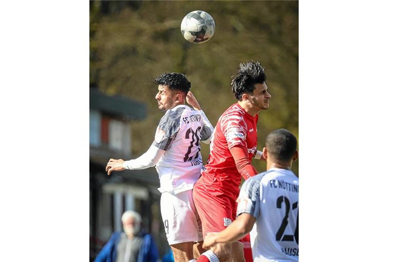 Nach zwei grundverschiedenen Halbzeiten am Ende gleichauf: Die TSG Backnang um Flavio Santoro (rotes Trikot) und der FC Nöttingen um Enes Tubluk. Foto: Alexander Becher