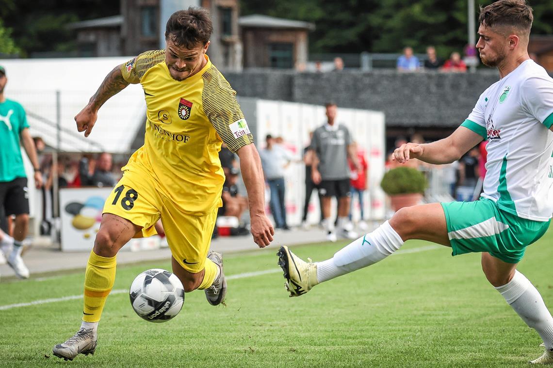 Nach zwei Jahren Verbandsliga beim Heimatklub Fellbach nun in Aspach wieder in der Oberliga am Ball: Niklas Pollex (links). Foto: Alexander Becher