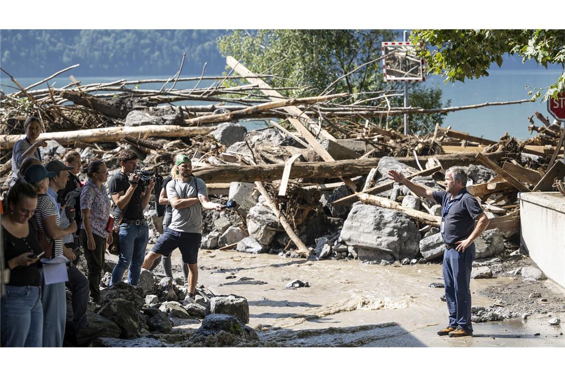 Nachbarn begutachten ungläubig die Schäden in Brienz.