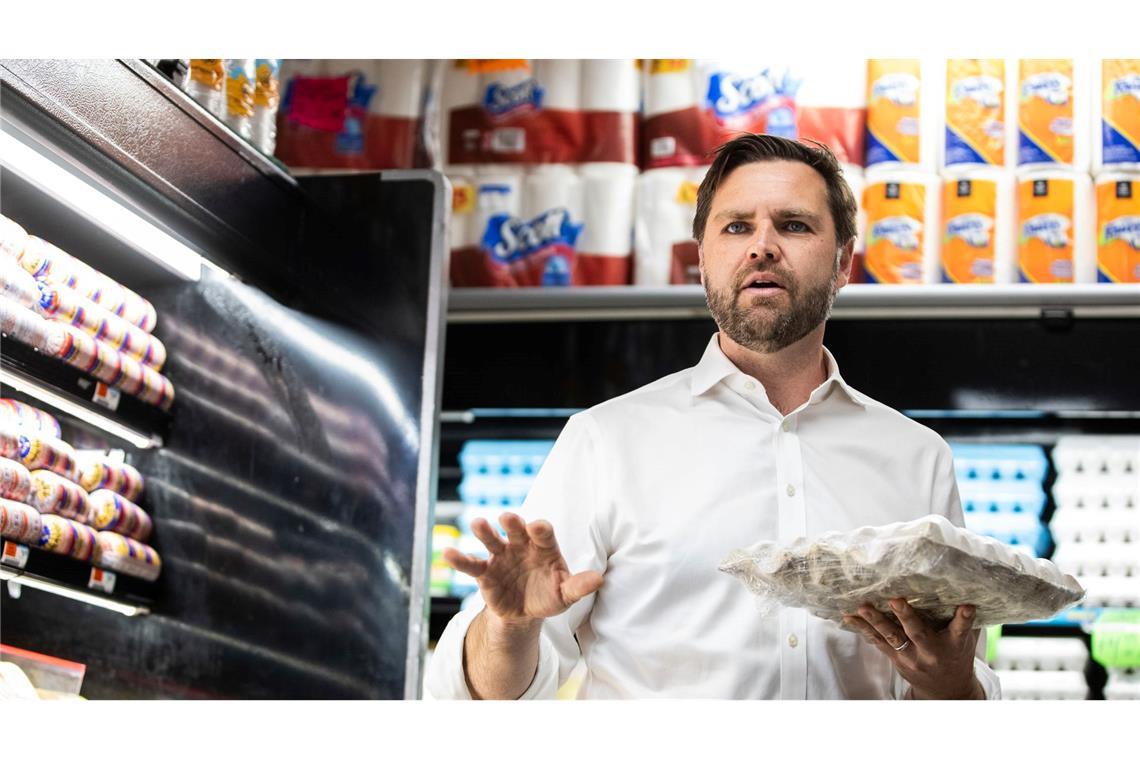 Nachdem der Wahlkampftermin im Bäckerladen nicht so geklappt hatte, steht US-Vizepräsidentschaftskandidat JD Vance dieses Mal im Supermarkt.