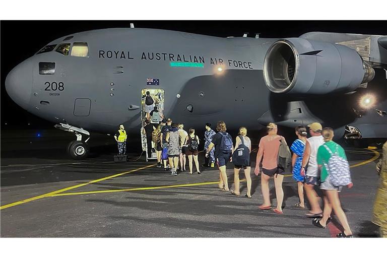 Nachdem ein heftiges Erdbeben den Inselstaat Vanuatu erfasst hat, konnten bereits Hunderte Touristen ausgeflogen werden.