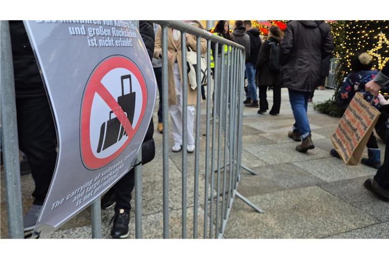 Nachdem zuletzt zwei Koffer am Kölner Weihnachtsmarkt abgestellt wurden, gab es einen erneuten Vorfall – diesmal in einem Supermarkt. (Symbolfoto)