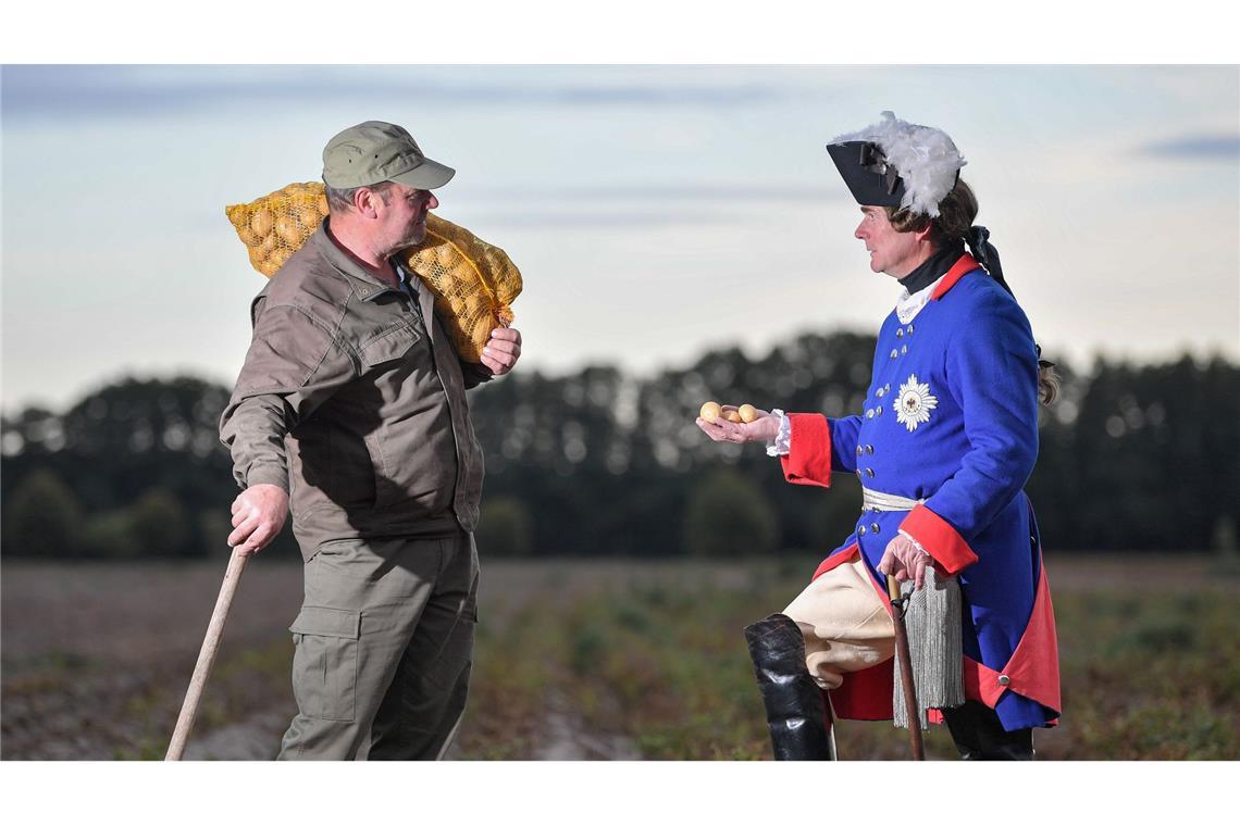 Nachgestellte Szene: Ein Mann im Kostüm als "Alter Fritz" spricht mit einem Kartoffelbauern. (Foto von 2019)