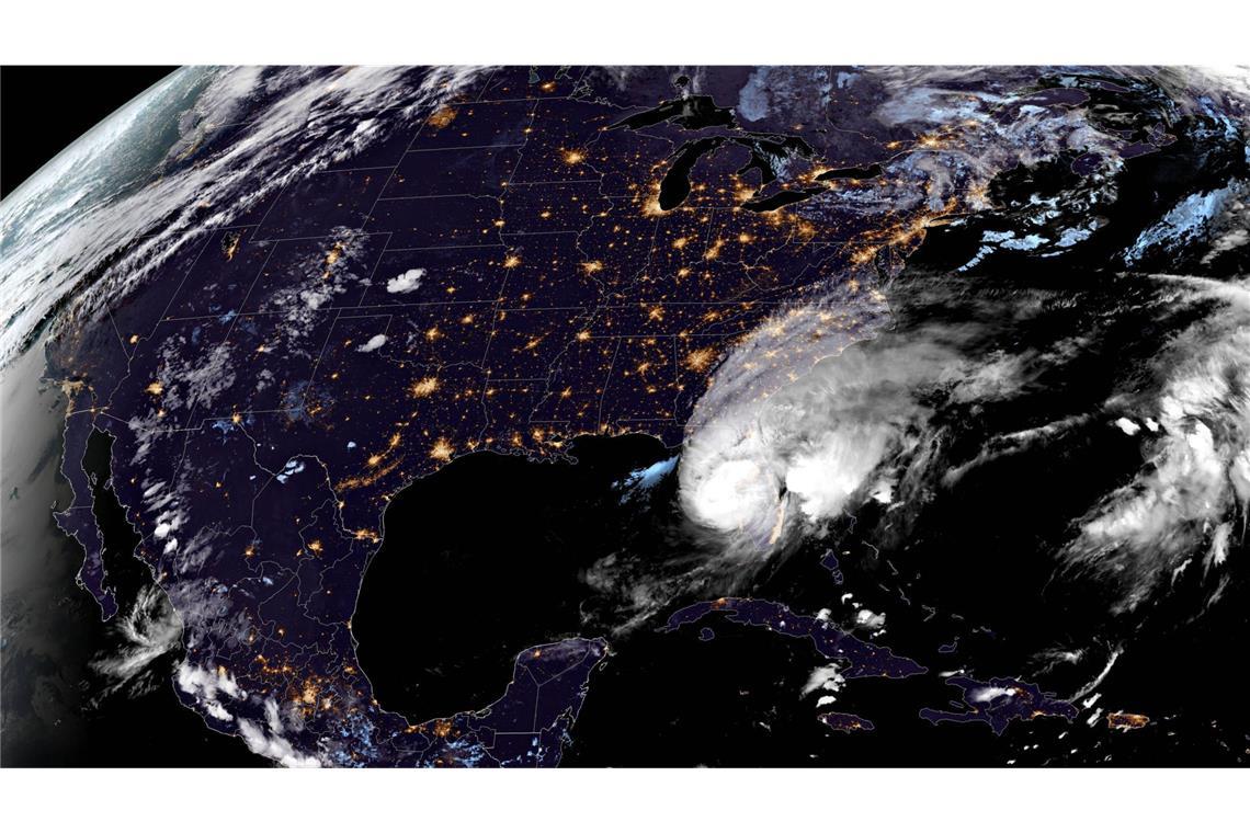 Nachtansicht von Hurrikan „Milton“: Der Moment, in dem das Auge in Siesta Key als Hurrikan der Kategorie 3 mit Windgeschwindigkeiten von 193 km/h an Land geht, gezeigt auf dem GOES-East-Satelliten um 00:31 GMT, 9. Oktober 2024 in Sarasota, Florida.