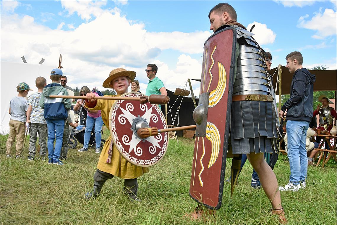 Nachwuchförderung: Ein römischer Soldat zeigt Kindern Kampftechniken. 4. Histori...