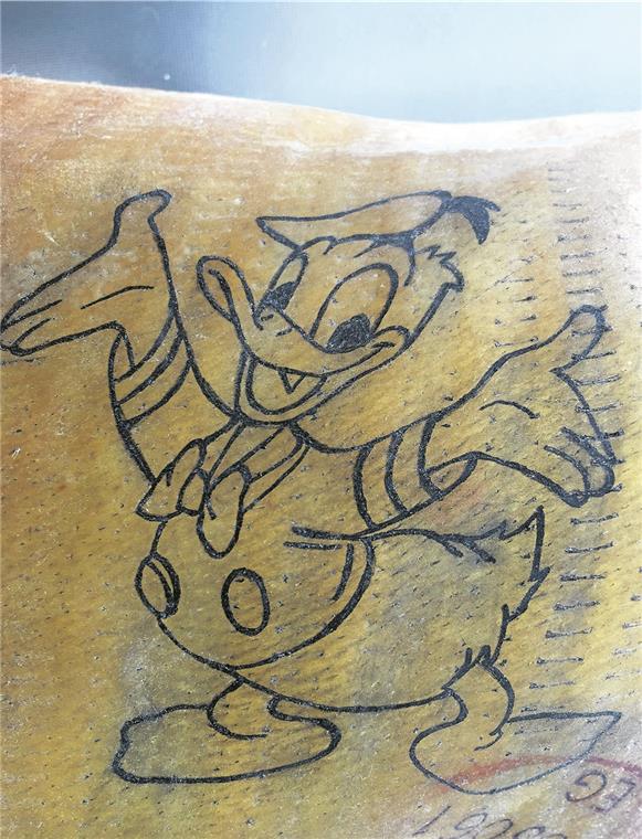 Stich für Stich zum Traumjob Nadines erstes Motiv auf Schweinehaut.