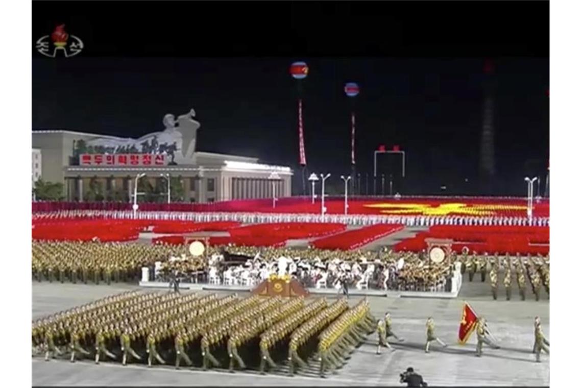 Nächtliche Parade des nordkoreanischen Militärs in Pjöngjang. Foto: Uncredited/KRT/AP/dpa