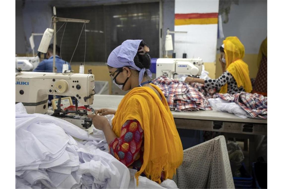 Umwelt- und Arbeitsschutz: Entwurf für EU-Lieferkettengesetz Näherinnen in Bangladesh (Symbolbild). Das Vorhaben der EU-Kommission geht über das für Deutschland geplante Lieferkettengesetz hinaus. Foto: K M Asad/dpa