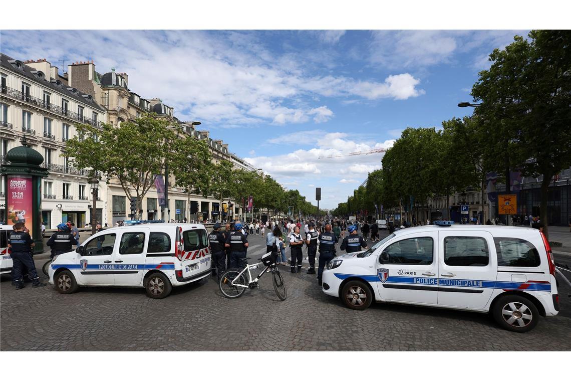 Nahe der Champs-Élysées sticht ein Mann auf einen Polizisten ein und wird niedergeschossen (Archivbild).