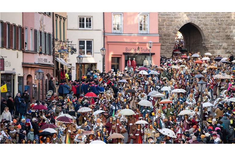 Narrensprung am Rosenmontag bei der schwäbisch-alemannischen Fasnet in Rottweil.