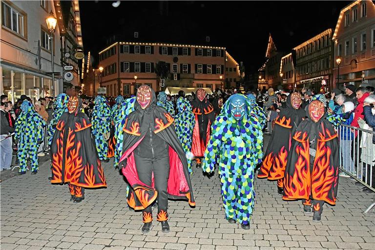 „Narri, Narro“, schallt es am Samstag wieder durch die Nacht. Die Wasserfratzen und Feuerbarthl führen den Nachtumzug der Murreder Henderwäldler durch die Innenstadt an. Fotos: Tobias Sellmaier