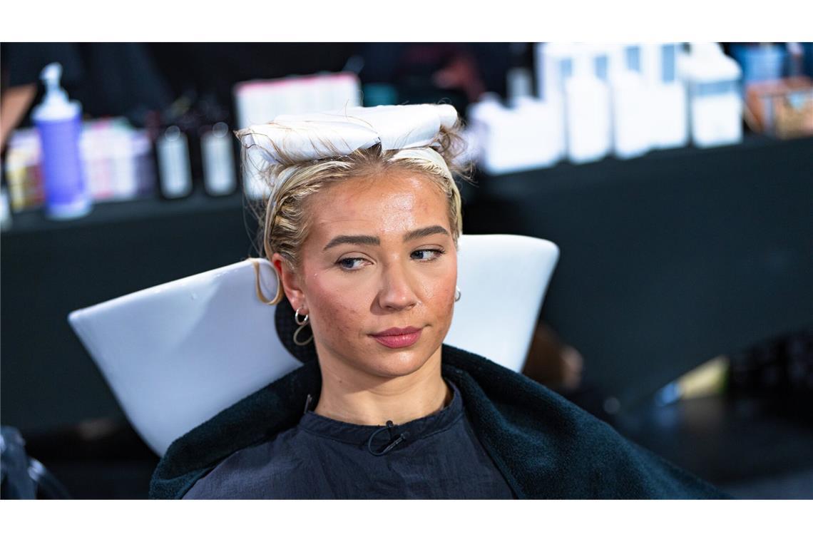 Natali hat Angst um ihre naturblonden Haare – doch sie darf sich über Extensions freuen.