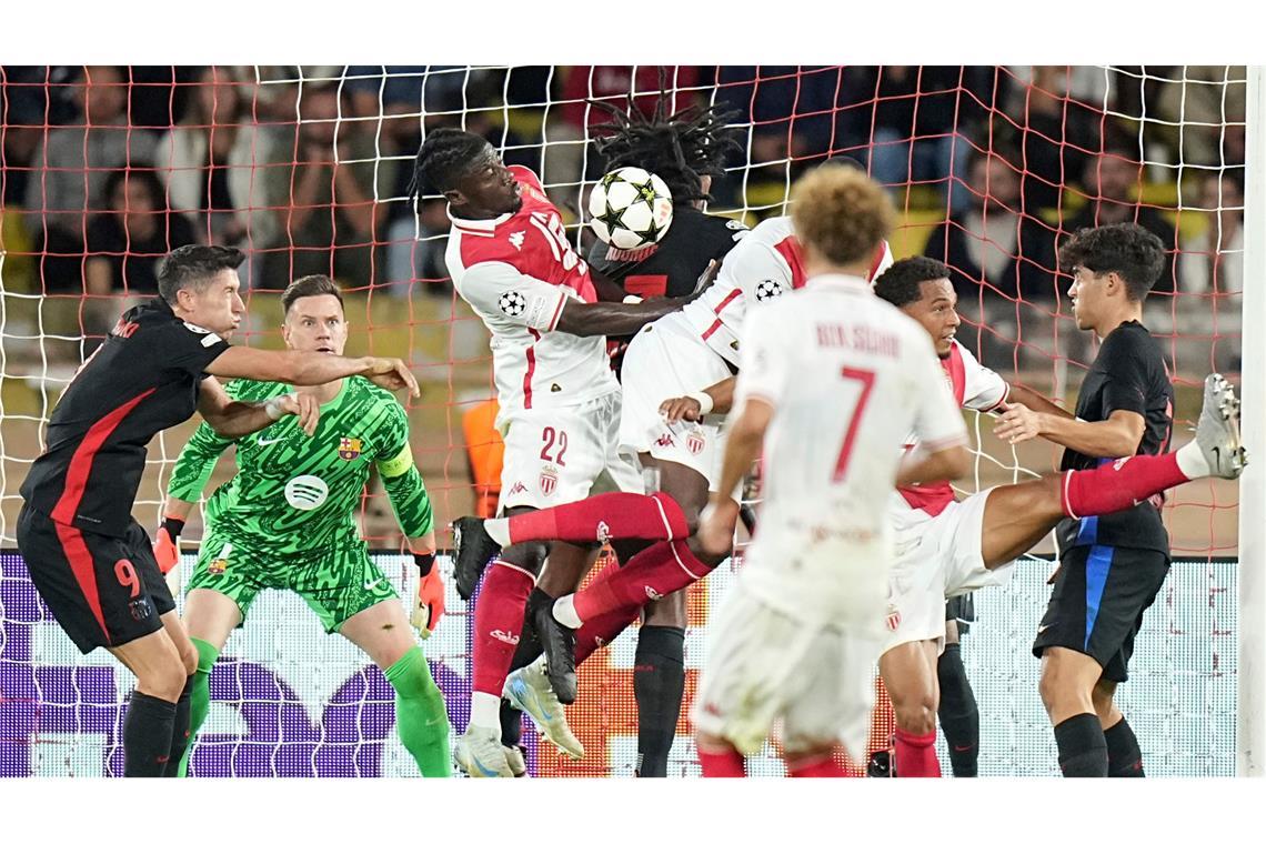 Nationaltorhüter Marc-André ter Stegen (2.v.l.) verlor mit dem FC Barcelona bei der AS Monaco.