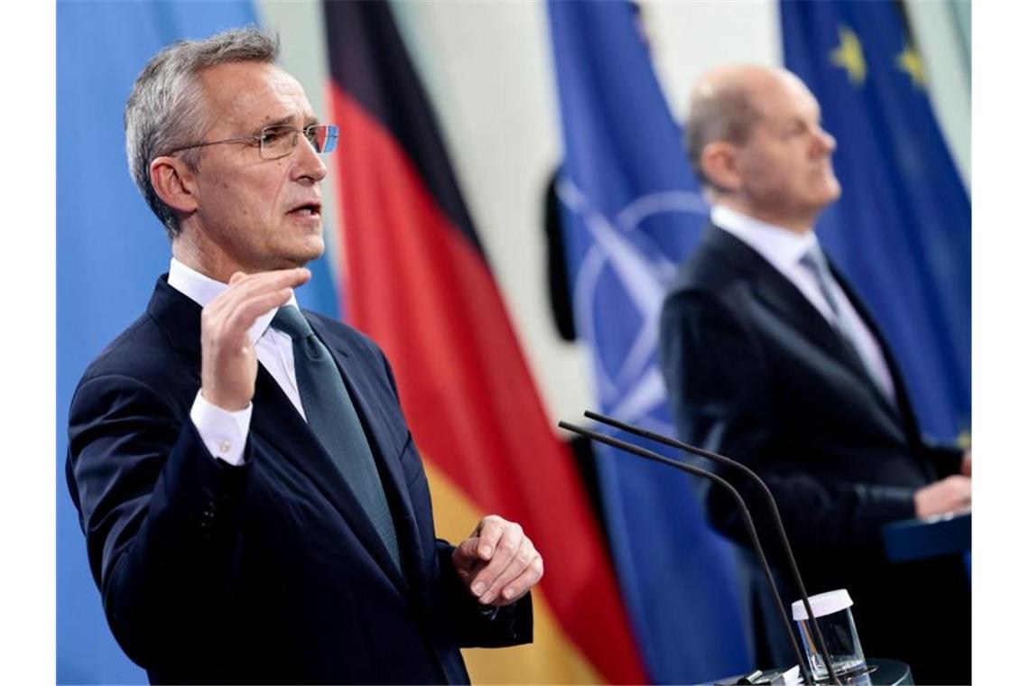Nato schlägt Russland neue Krisengespräche vor Nato-Generalsekretär Jens Stoltenberg (l) und Bundeskanzler Olaf Scholz bei ihrer Pressekonferenz im Kanzleramt. Foto: Hannibal Hanschke/Reuters/Pool/dpa